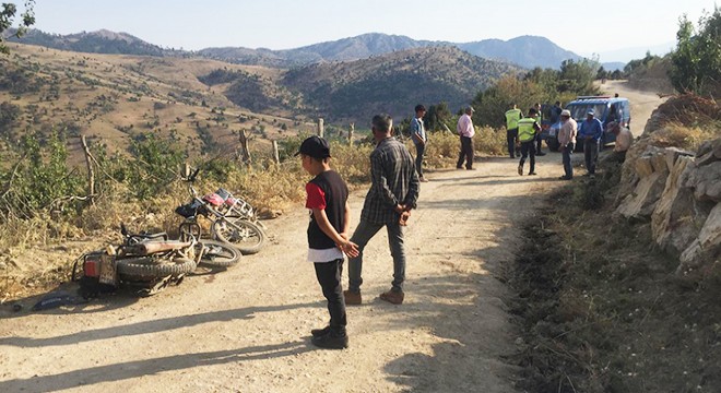 Motosikletleri çarpışan enişte ve kayınbiraderi yaralandı