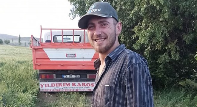 Motosikletten düşen Osman, otomobilin çarpmasıyla öldü