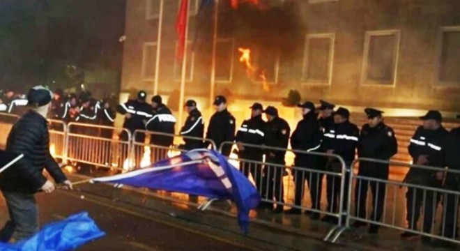 Muhaliflerden hükümet binasına 'molotoflu' saldırı
