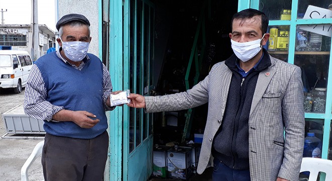 Muhtar, eşinin diktiği maskeleri mahalleliye dağıttı