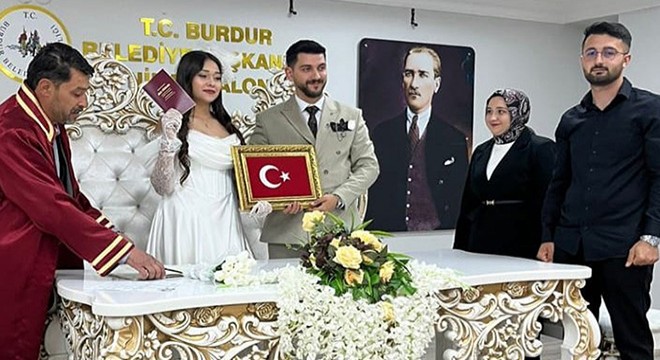 Muhtar nikahını kıydığı kızına Türk bayrağı hediye etti