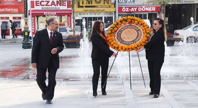 Muhtarlar çelenk sundu