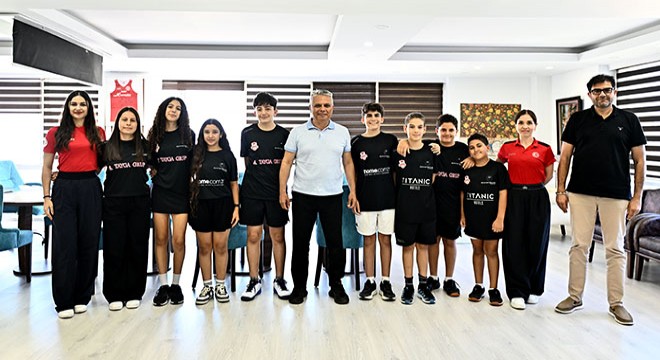 Muratpaşa Belediyespor squashta kürsüden inmiyor