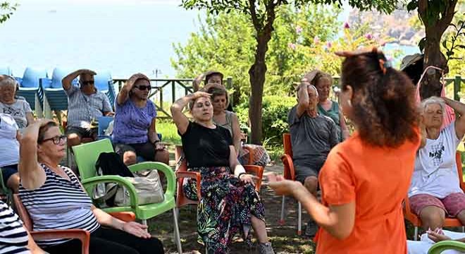 Muratpaşa Yaşlı Evi'nde yoga ve meditasyon