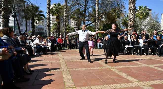 Muratpaşa'da yaşlı korosundan müzik şöleni