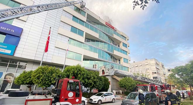 Muratpaşa'daki Kızılay Kan Merkezi'nde yangın