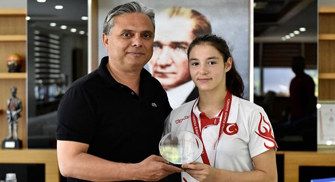 Muratpaşa'nın altın kızı Türkiye şampiyonu