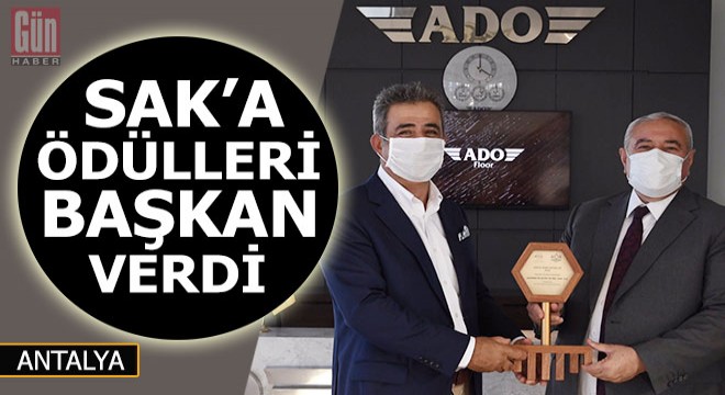 Mustafa Sak'a ödüllerini Başkan Davut Çetin verdi