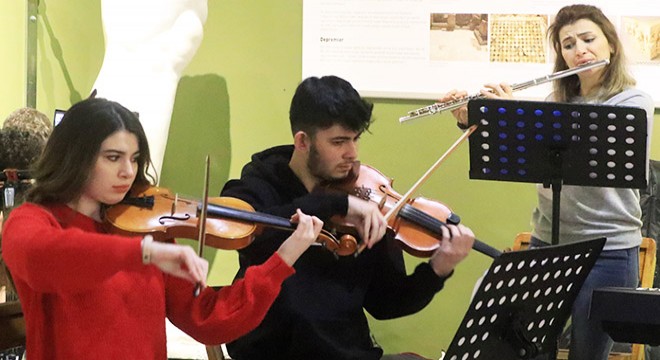 Müzede çizdikleri eserleri ören yerinde sergileyecekler