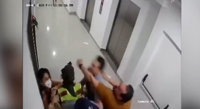 Müzik sesinden rahatsız olan doktora dayak kamerada