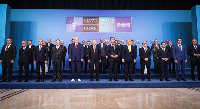 NATO Zirvesi'nde aile fotoğrafı çekildi