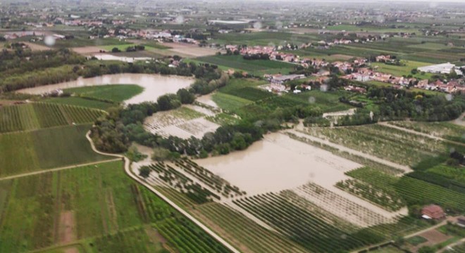Nehir taştı, birçok ev sular altında kaldı