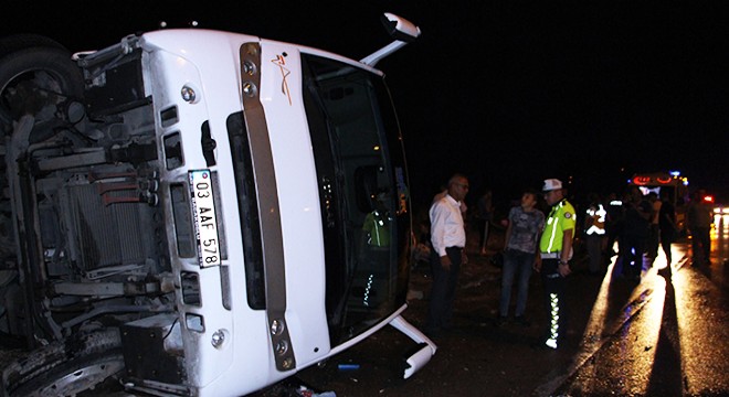 Nişandan dönenlerin bulunduğu midibüs devrildi: 8 yaralı