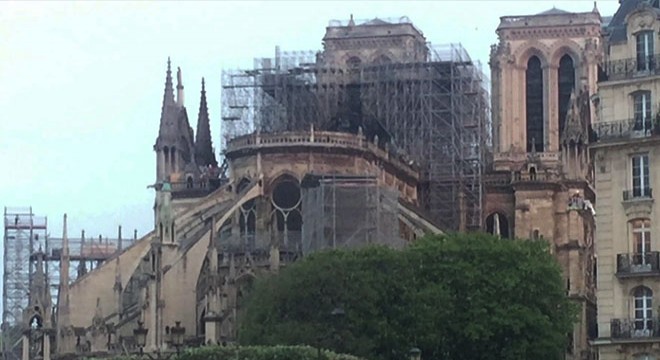 Notre Dame Katedrali yangında büyük zarar gördü