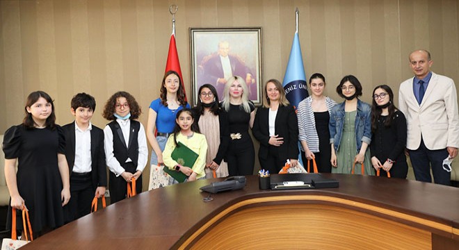 Ödüllü konservatuvar öğrencilerinden Rektör Özkan'a ziyaret