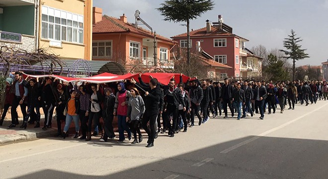 Öğrenciler Mehmetçik için yürüdü