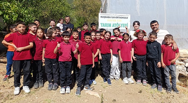 Öğrenciler seraya marul dikti