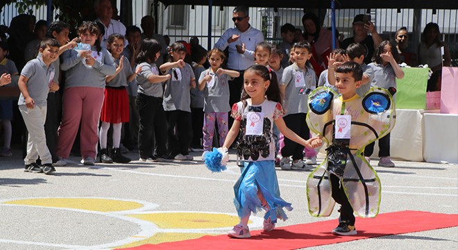 Öğrencilerden geri dönüşüm defilesi