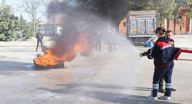 Öğrencilere uygulamalı itfaiyecilik eğitimi