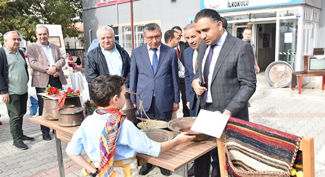 Okul bahçesinde 'Kültürümüzü Yaşatıyoruz' sergisi