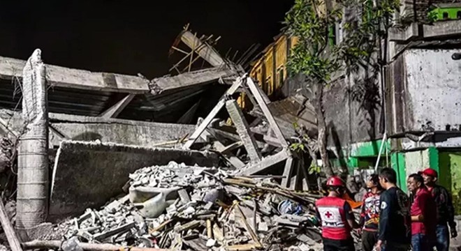 Endonezya’da okul binası çöktü: 3 ölü, 99 yaralı