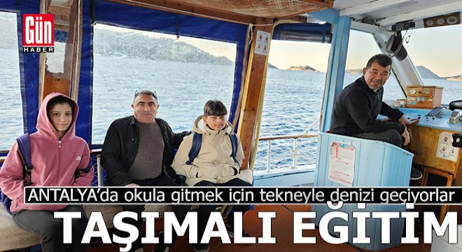 Okula gitmek için tekneyle denizi geçiyorlar