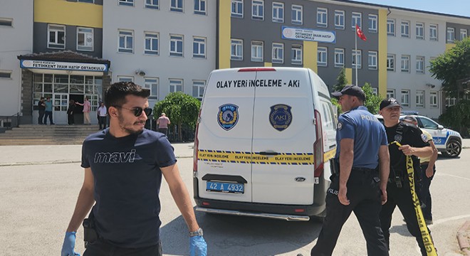 Okulda silahlı saldırıya uğrayan öğretmen öldü