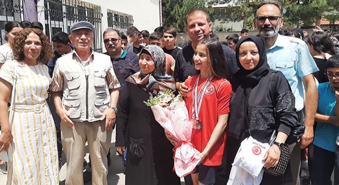 Okulunda çiçekle karşılandı