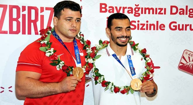 Olimpiyat 3'üncüleri Rıza Kayaalp ve Ferhat Arıcan yurda döndü