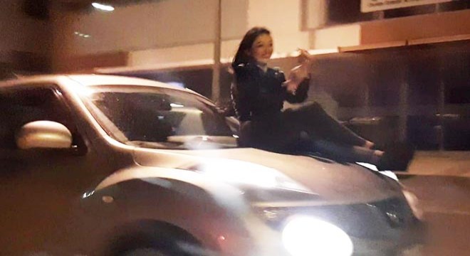 Ön kaputa oturttuğu kadın ile trafiğe çıktı