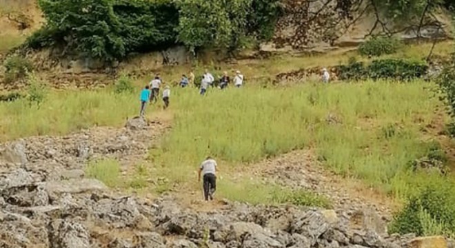 Ot toplamak isterken kayalıktan düşerek öldü
