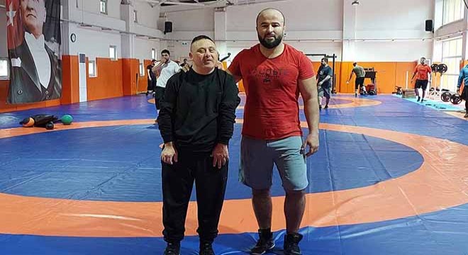 Otizmli Erdem başpehlivan Okulu ile güreşti