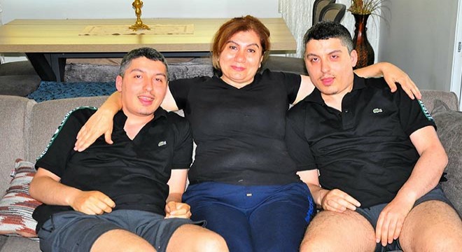 Otizmli ikizleriyle 25 yıldır yaşam mücadelesi veriyor