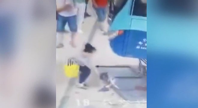 Otobüs altında kalmaktan son anda kurtuldu