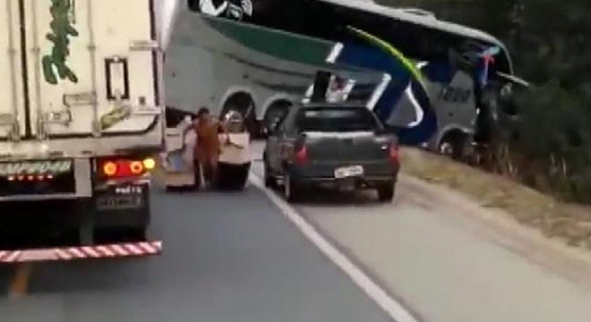 Otobüs ile TIR çarpıştı, bölge sakinleri TIR'ı yağmaladı