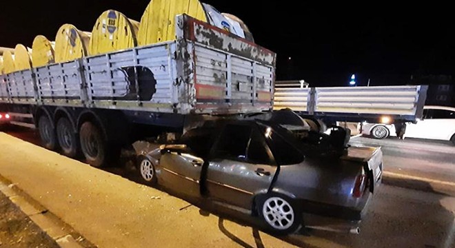 Otomobil TIR'a arkadan çarptı: 2 yaralı