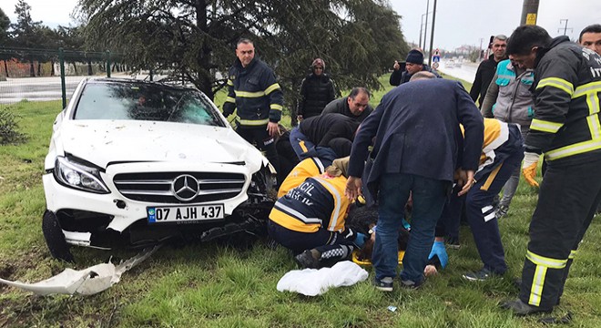 Otomobil ağaca çarptı: 1 ölü, 3 yaralı