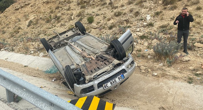 Otomobil bariyere çarpıp takla attı