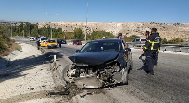 Otomobil bariyere çarptı: 1 yaralı