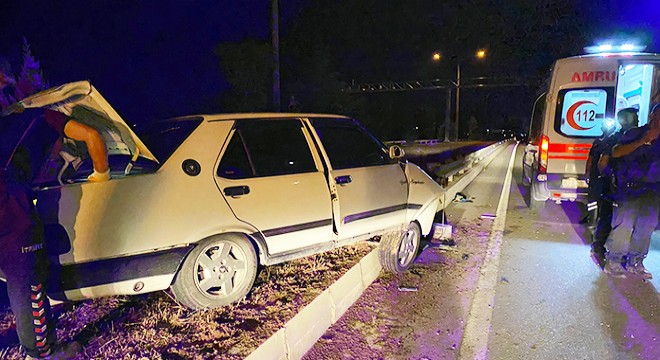Otomobil bariyere çarptı: 2 yaralı