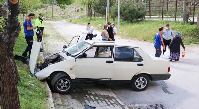 Otomobil, çocuk parkında beton bordüre çarptı; 3 kişi yaralandı