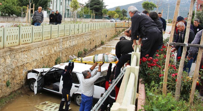 Otomobil dereye uçtu: 2 yaralı