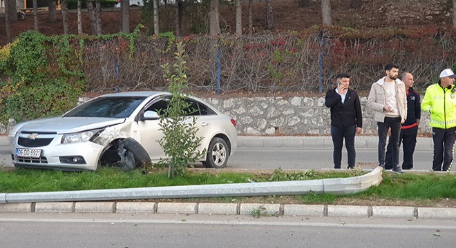 Otomobil direğe çarptı: 2 yaralı