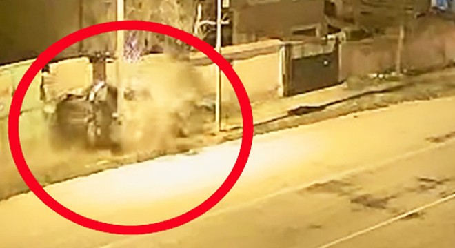 Otomobil direk ile duvar arasına sıkıştı