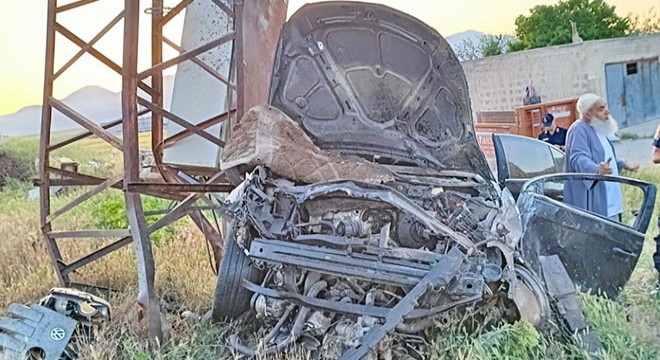 Otomobil, elektrik direğine çarptı: 1 ölü, 3 yaralı