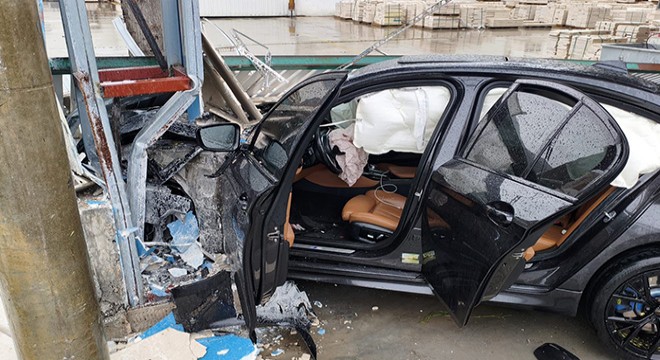 Otomobil fabrika kapısına çarptı: 2 yaralı