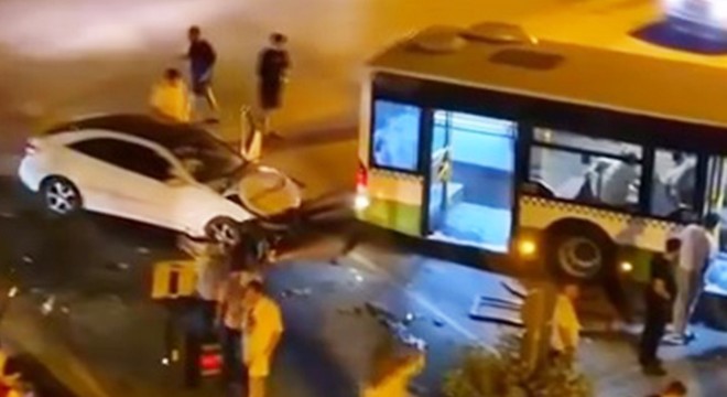 Otomobil ile halk otobüsü çarpıştı: 7 yaralı