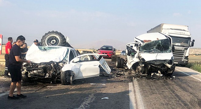 Otomobil ile kamyonet çarpıştı: 2 ölü, 1 yaralı
