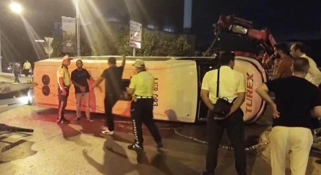 Otomobil ile minibüs çarpıştı: 10 yaralı