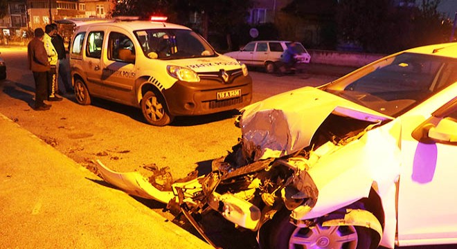 Otomobil ile minibüs çarpıştı: 3 yaralı